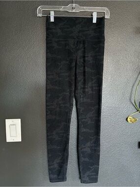 Vuori Black Camo Leggings Small High Rise Performance Yoga Pants Hidden Pocket